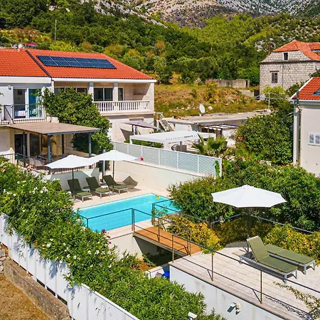 Σπίτι διακοπών Lovely In With Outdoor Swimming Pool *